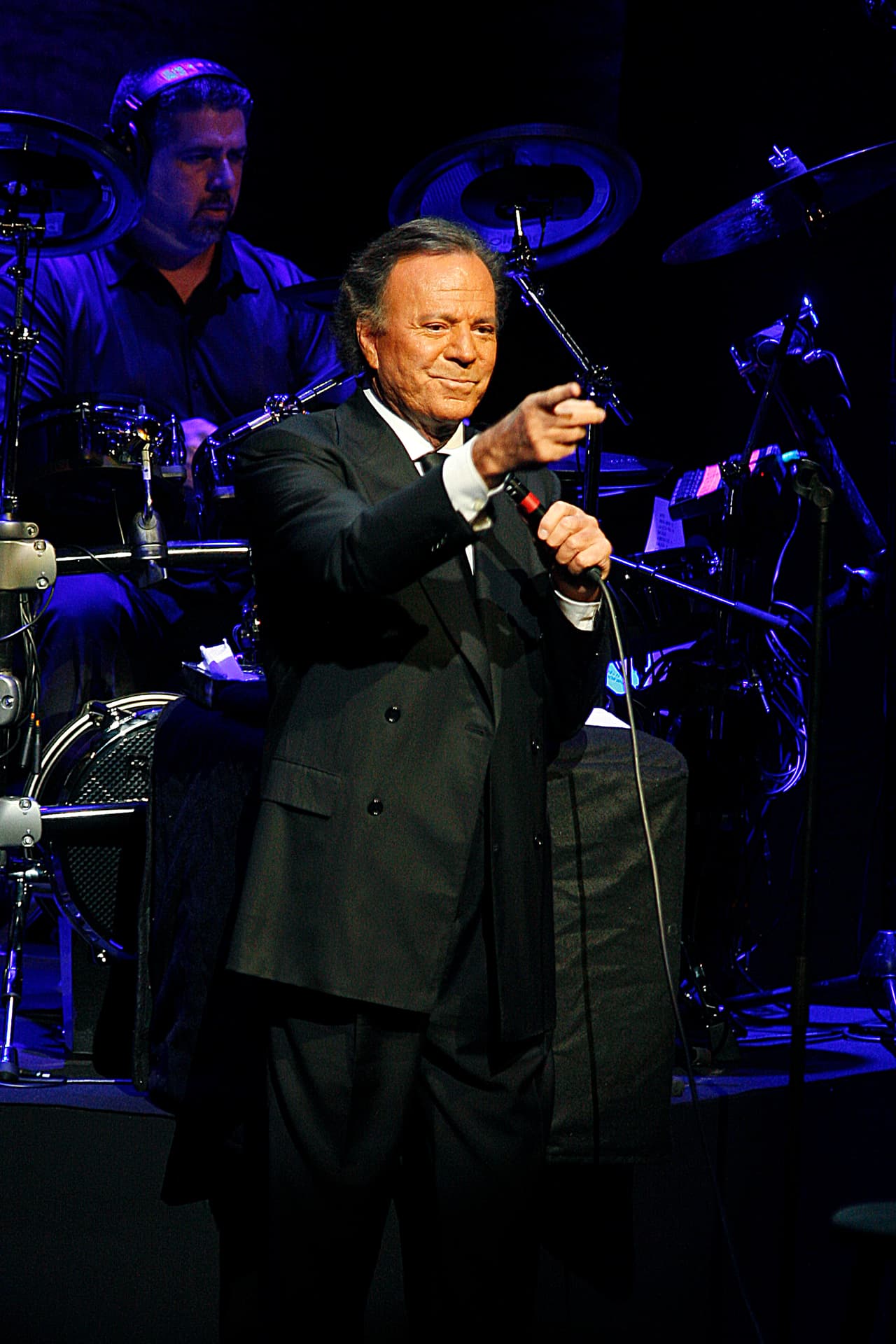 <b>Julio Iglesias </b>también tiene una vida de éxitos y conquistó varios países del mundo con su música. Su hijo Enrique también ha saltado a la fama y se ha convertido en una gran estrella.