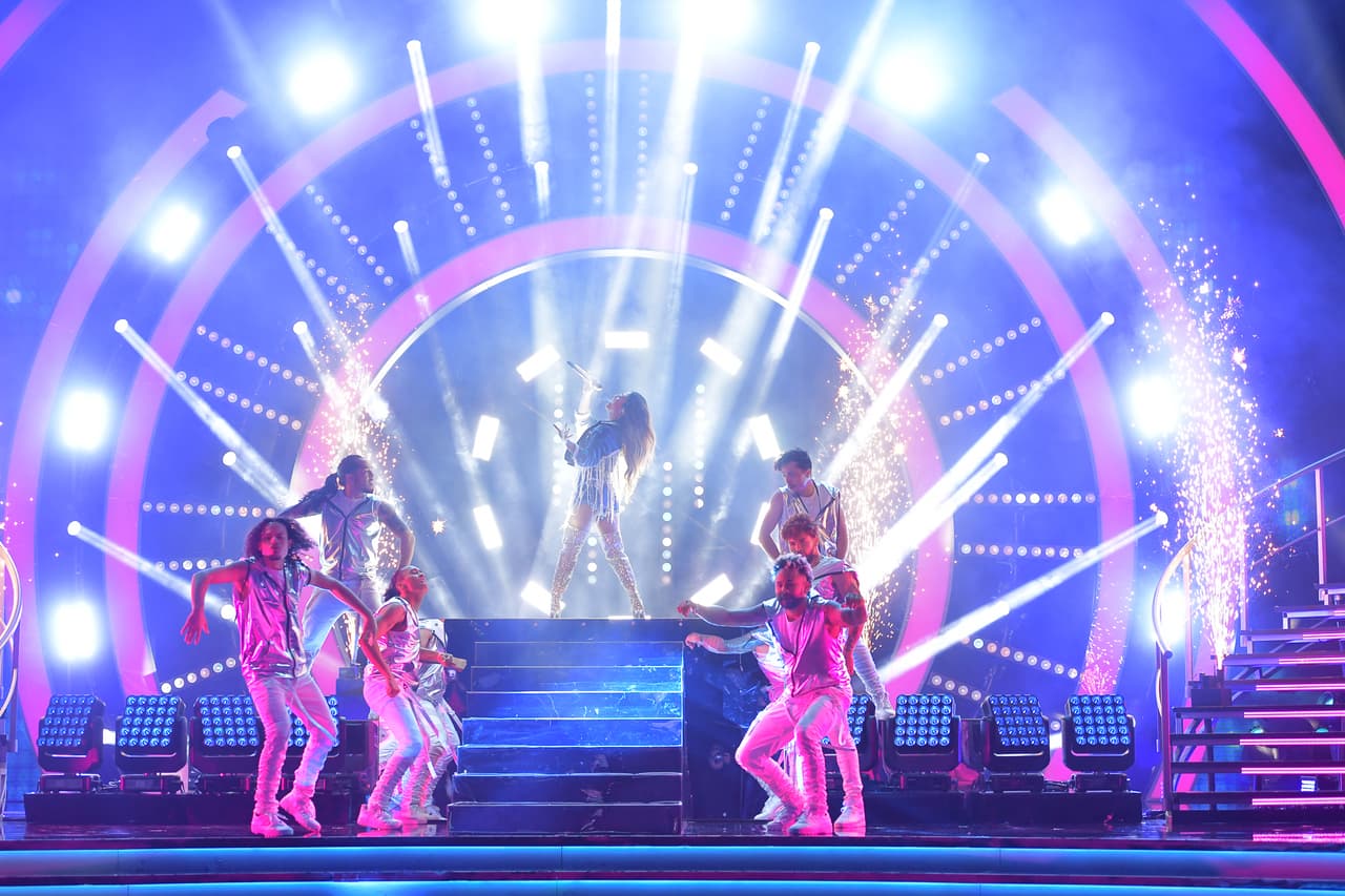 La cantante de ascendencia mexicana, tuvo dos participaciones. La primera dentro de la apertura del show con un número especial dedicado a Selena.