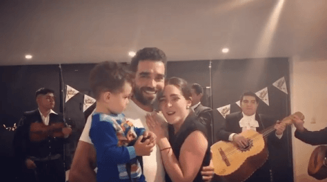 "Salió el mariachi, salieron amigos que estaban ahí escondidos en fiesta sorpresa. Entonces eso para mí eso ya era una sorpresota padrísima. En eso, baja Marcus con Diego en brazos y con el anillo, fue Diego quien me lo dio. Fue una sorpresa muy linda", contó la actriz nacida en Puerto Vallarta, Jalisco.