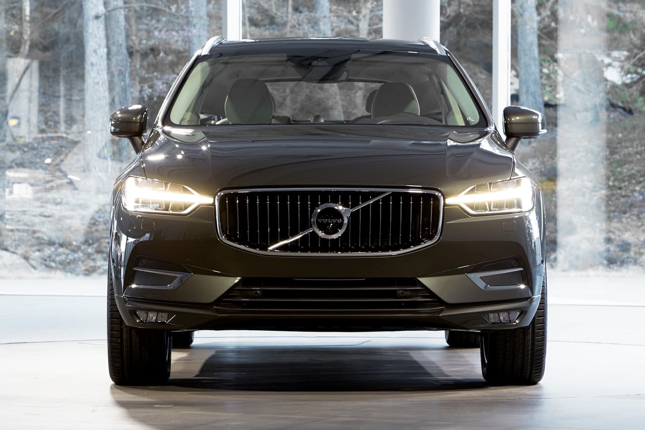 El diseño frontal de la nueva Volvo XC60 muestra la parrilla de líneas cóncavas que debutó en la Volvo XC90 y continuó su propagación en la línea Volvo en los modelos S90 y V90. Igualmente los faros con luces de manejo diurno en forma de ‘martillos de Thor’ reaparecen en la XC60 convirtiéndose en una de las firmas visuales de la marca.
<br>