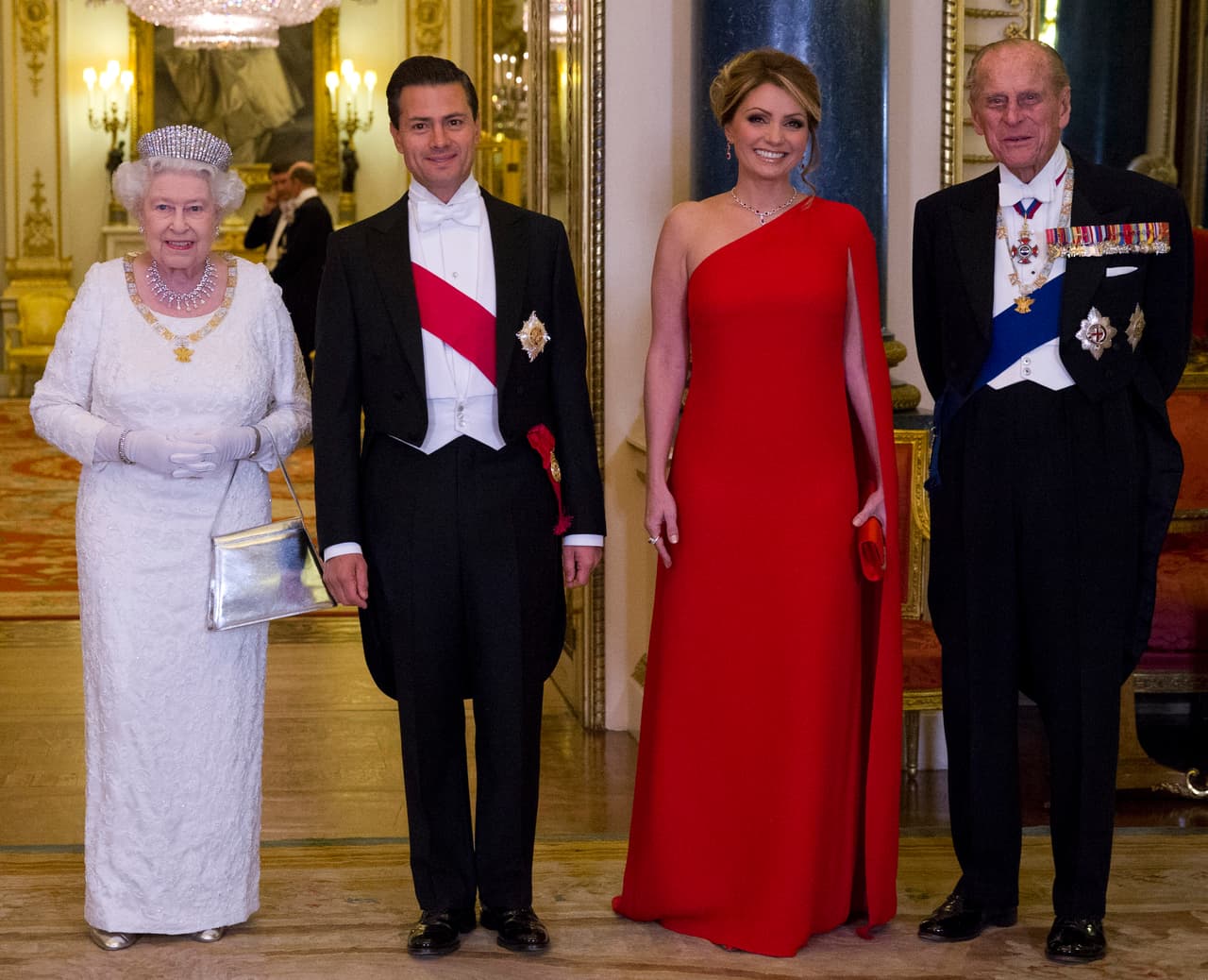 En 2015 sorprendió al lucir costosos vestidos en su visita a la reina Isabel II, en Londres, Inglaterra. El vestido rojo que se puede ver en la fotografía es de la firma Valentino y costó 3,300 dólares, según información de 
<a href="https://www.youtube.com/watch?v=gbUjSxhK19Y">El Gordo y La Flaca</a>.