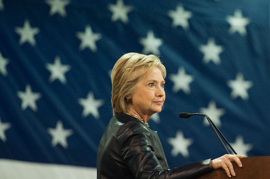 <b>Fraudes electorales.</b> Trump cuestionó los resultados de las elecciones de 2016, en las que él ganó el Colegio Electoral pero perdió el voto popular frente a 
<a href="https://www.univision.com/temas/hillary-clinton">Hillary Clinton</a> por casi tres millones más de votos. "Gané el voto popular si se deducen los millones de personas que votaron ilegalmente", dijo sin aportar ninguna prueba. También puso en duda el resultado en 2018, cuando los republicanos perdieron el control de la Cámara Baja. En 2020, Trump promueve una teoría conspirativa de que el voto por correo será un masivo fraude. El fraude electoral es raro y estadísticamente insignificante en EEUU, 
<a href="https://www.nytimes.com/article/mail-in-voting-explained.html" target="_blank">señalan diversas investigaciones</a>. 
<br>