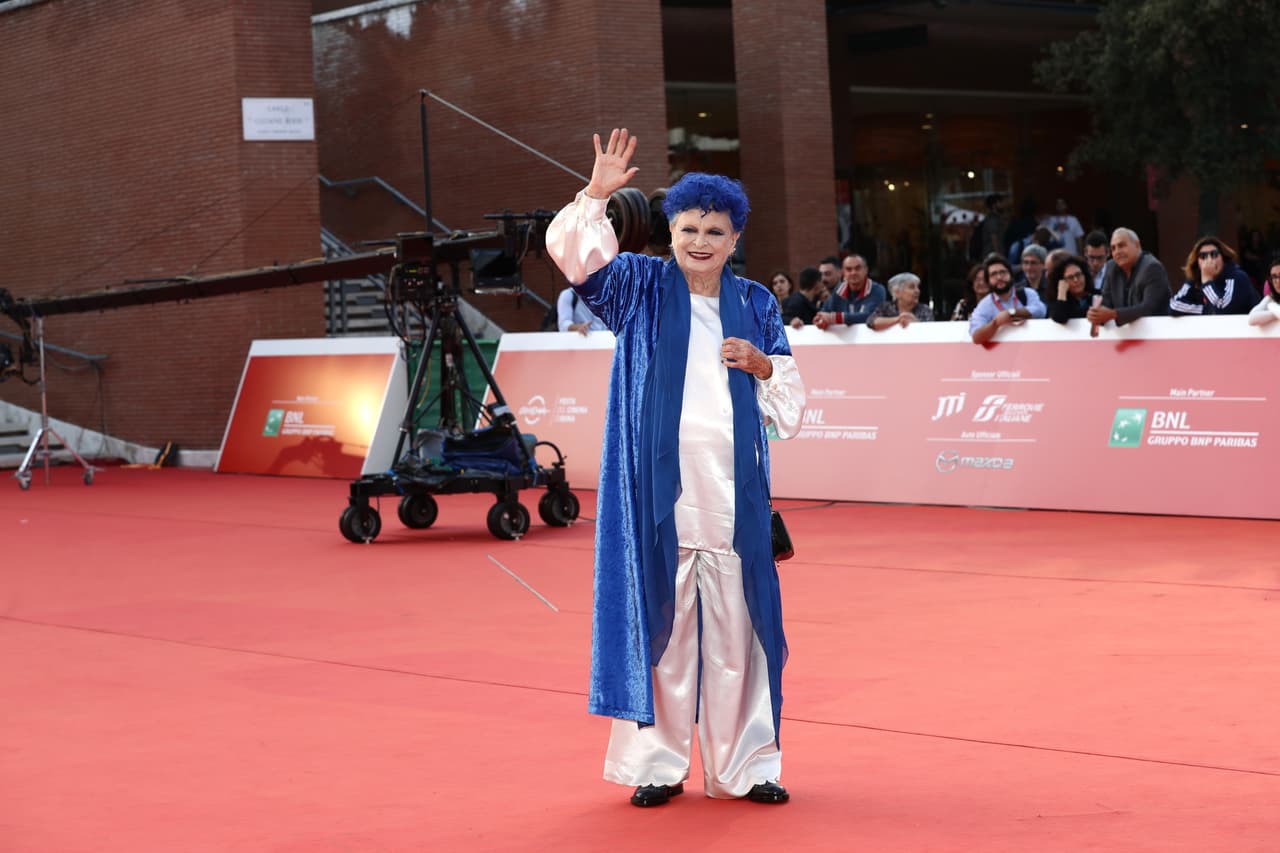 "Estaba delicada de salud y ha fallecido a causa de una neumonía, una enfermedad recurrente en ella y en algunos miembros de su familia", afirmó el diario, citando fuentes cercanas. 
<br>