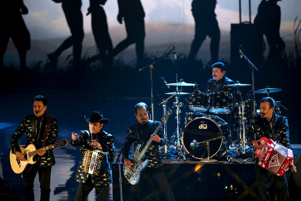 <b>Los Tigres del Norte</b>
<br>Una de las
<a href="https://www.univision.com/local/sacramento-kuvs/tigres-del-norte-salon-de-la-fama-california-2022">bandas más populares</a> e influyentes en la historia de la música latina
<b>ha vendido más de 40 millones de álbumes</b>, y ha logrado 24 álbumes #1, más de 50 sencillos #1 y 66 pistas en la lista Hot Latin Songs de Billboard. Han recibido múltiples premios Grammy y Latin Grammy, el Premio a la Trayectoria de la Academia Latina de la Grabación, el Premio Leyenda de la Herencia Hispana y una estrella en el Paseo de la Fama de Hollywood. Su sede se encuentra en San José, California, desde 1967.
