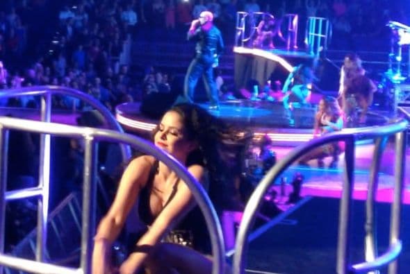 Con el US Airways completamente repleto, Pitbull y Enrique Iglesias hicieron retumbar el centro de Phoenix con un tremendo fiestón que duró más de 3 horas.En el concierto, estaban presentes celebridades como Jessica Cediel del Gordo y La Flaca y William Valdes de Despierta America, entre otros. Durante el show, los fans enloquecieron y corearon los éxitos de ambos artistas. Enrique Iglesias, hasta saltó del escenario para interactuar con su público y tomarse selfies con ellos.