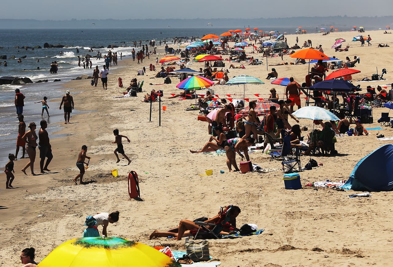 Aprovechando el calor, que sobrepasa de los 100 grados F, las playas se abarrotan de paseantes.
