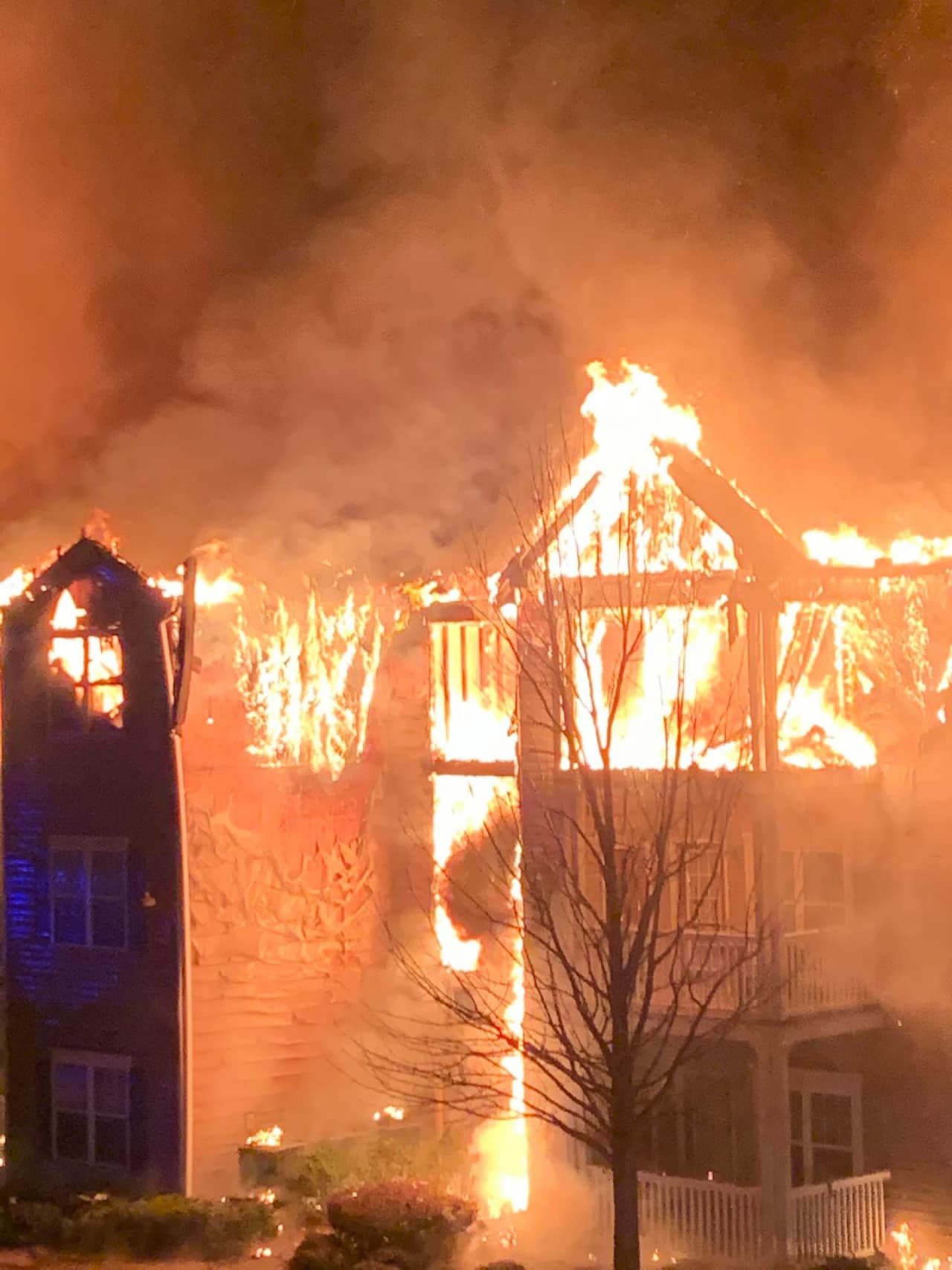 David Tucker, un residente del complejo de apartamentos agradeció resultar ileso tras el siniestro.