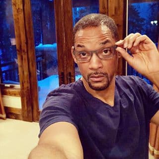 <b>8. Resignado.</b> A finales del 2017, un doctor le indicó que debía empezar a usar lentes para leer. No pudo evitar comentar: "Este NO es el look de un héroe de acción"
<i>. </i>