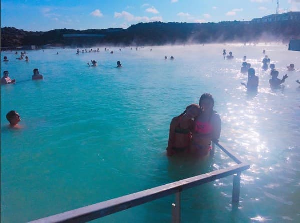 La Laguna Azul es un balneario geotermal situado al suroeste de Islandia y las hijas de Andrea Legarreta disfrutaron mucho de la experiencia.