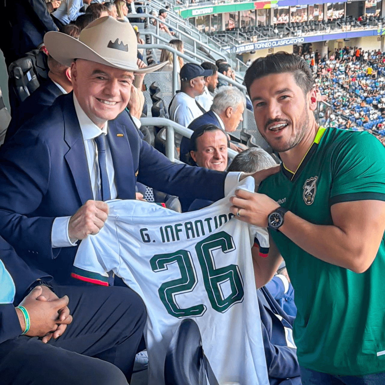 ¡Visita de lujo en Monterrey y Guadalajara! Lo reciben con sombrero y playera del Tri