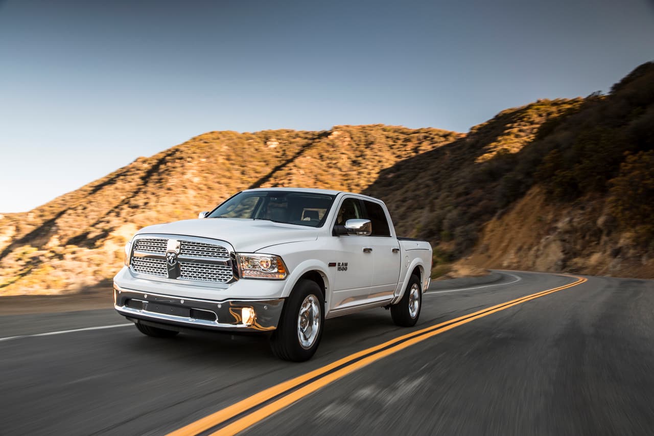 <b>4. Ram 1500</b>: La camioneta pickup de Fiat Chrysler, una de las más galardonadas en nuestro mercado, ocupa el cuatro lugar de esta lista a pesar de ser el tercer vehículo más vendido en la nación. 
<br>
<br>Según el índice de precios en subasta de autos usados del último trimestre de 2016, compilado por KBB, la Ram 1500 de los años 2013 al 2015 perdió en promedio 
<b>un 11% de su valor o la cantidad de 2,032 dólares</b>.
<br>
<br>En la imágen un modelo 
<b>Ram 1500 de 2014</b>.