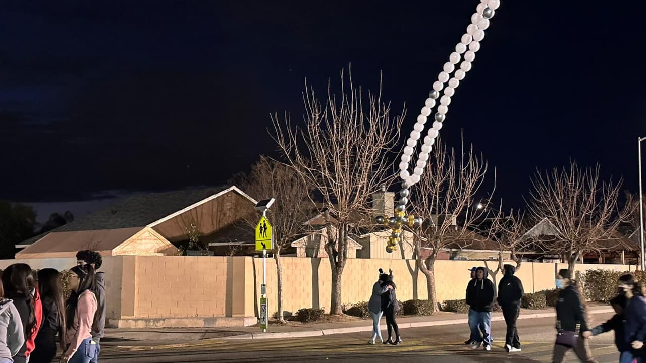 Los asistentes soltaron un racimo de globos que asemejaba la figura de un rosario en honor a la chica.