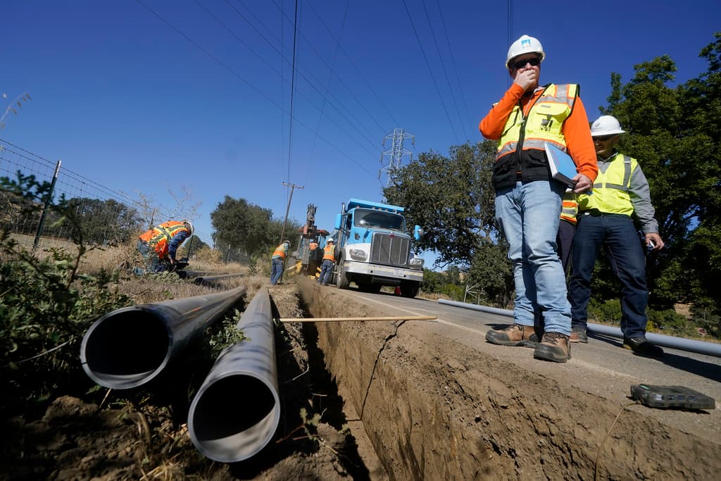 La Comisión de Servicios Públicos de California, cuyos miembros son designados por el gobernador, tomará la decisión final sobre el plan de PG&E el próximo mes. PG&E presentará su caso en persona ante la comisión para convencerlos de que el enterramiento de las líneas es la mejor opción.