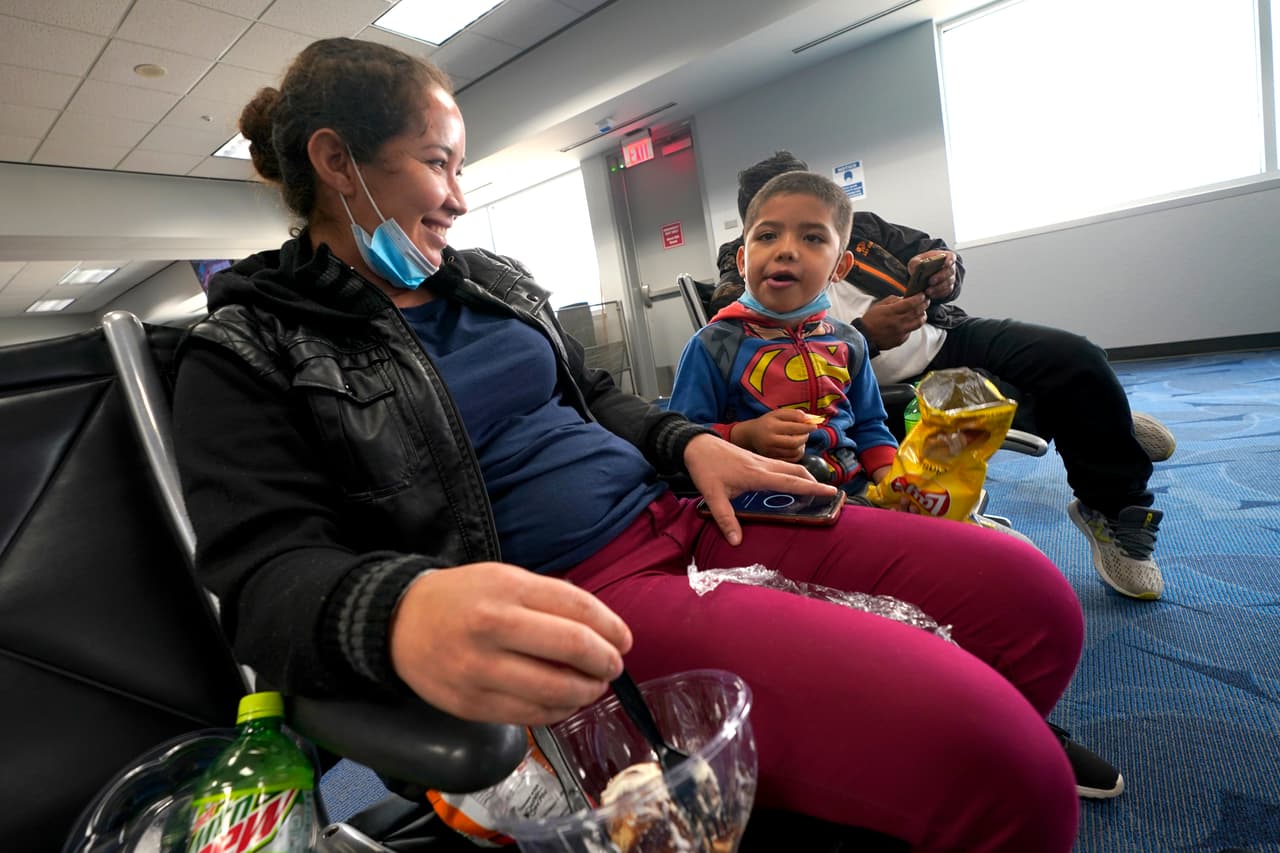 Celestina Ramírez, migrante de Honduras, habla con su hijo Yancarlos Amaya, de 5 años, antes de abordar un avión en el Aeropuerto Internacional Valley, en Harlingen, Texas. Este jueves, durante su primera conferencia de prensa desde que asumió el control de la Casa Blanca
<b> </b>el pasado 20 de enero, el presidente 
<a href="https://www.univision.com/local/atlanta-wuvg/temas/joe-biden" target="_blank">Joe Biden</a> dedicó varios minutos a responder preguntas de los periodistas sobre 
<a href="https://www.univision.com/noticias/inmigracion/biden-reitera-gobierno-deportara-menores-migrantes-detenidos-frontera-mexico">el aumento de la inmigración en la frontera</a>, una crisis que el gobierno solo valida como un "problema serio".