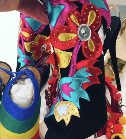 #3
<br>También 
<a href="https://www.univision.com/entretenimiento/thalia-presume-de-su-coleccion-de-zapatos-y-no-deja-atras-los-peludos-video">enseñó estos zapatos</a> negros llenos de flores y hojas metálicas, ideales para salir en una noche con amigas.