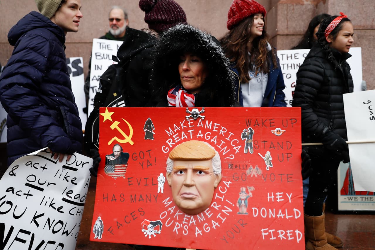 <b>Cincinnati, Ohio. </b>Una mujer lleva un cartel donde critica directamente a la administración del presidente Donald Trump.