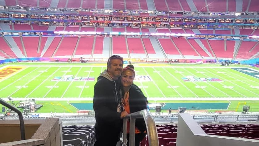 Mike Flores (izquierda) y Lola Olivares (derecha) en el estadio State Farm de Glendale, Arizona.