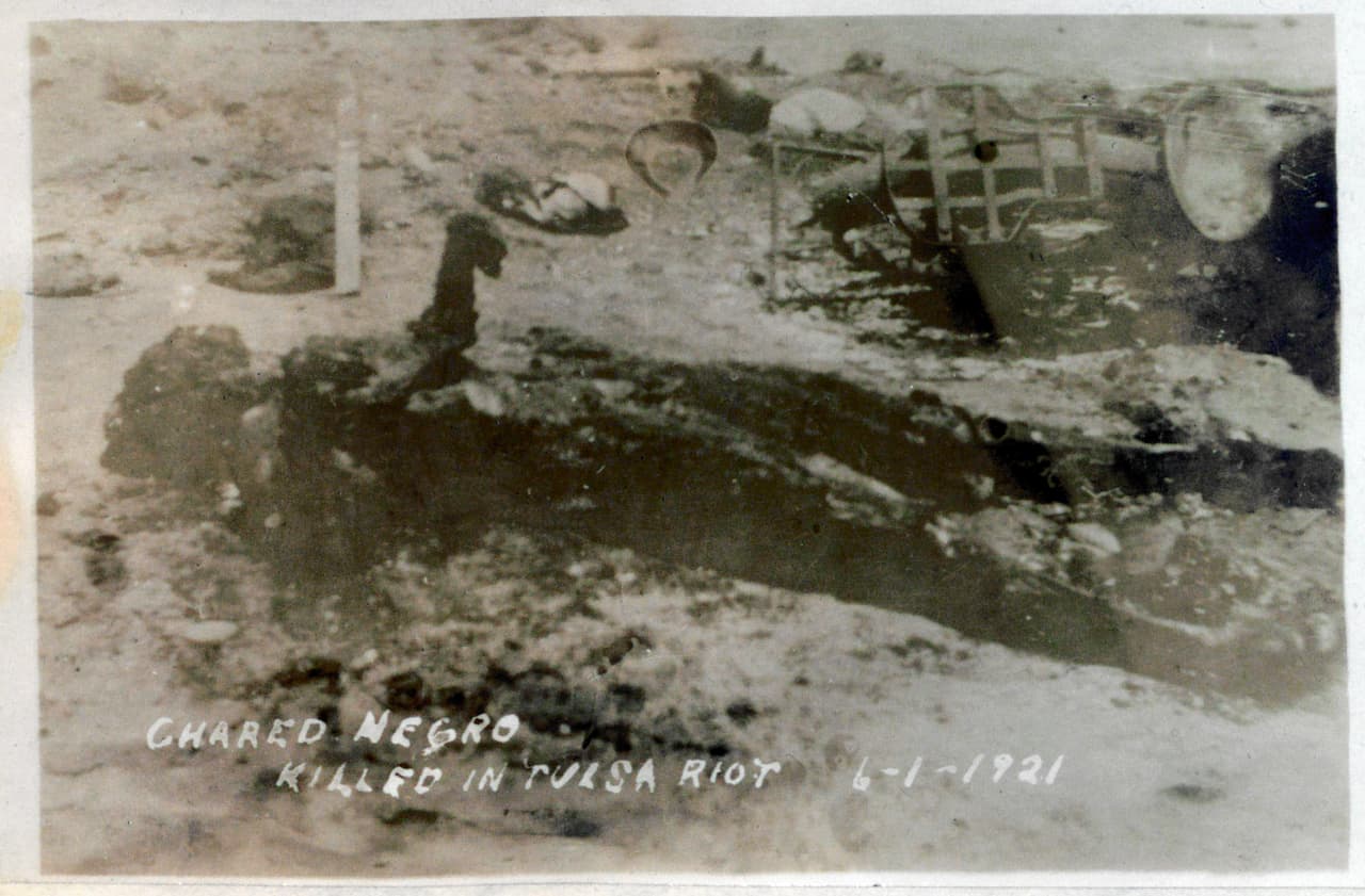 <b>“Un afroestadounidense carbonizado”, </b>se lee en esta fotografía.
<br>
<br>Las autoridades sí presentaron cargos contra el operador del elevador y se corrió el rumor de que la chica había sido violada. El 31 de mayo, un grupo de hombres blancos y negros iniciaron una pelea en el juzgado donde estaba recluido el supuesto agresor. Después de los primeros disparos se desató el infierno.