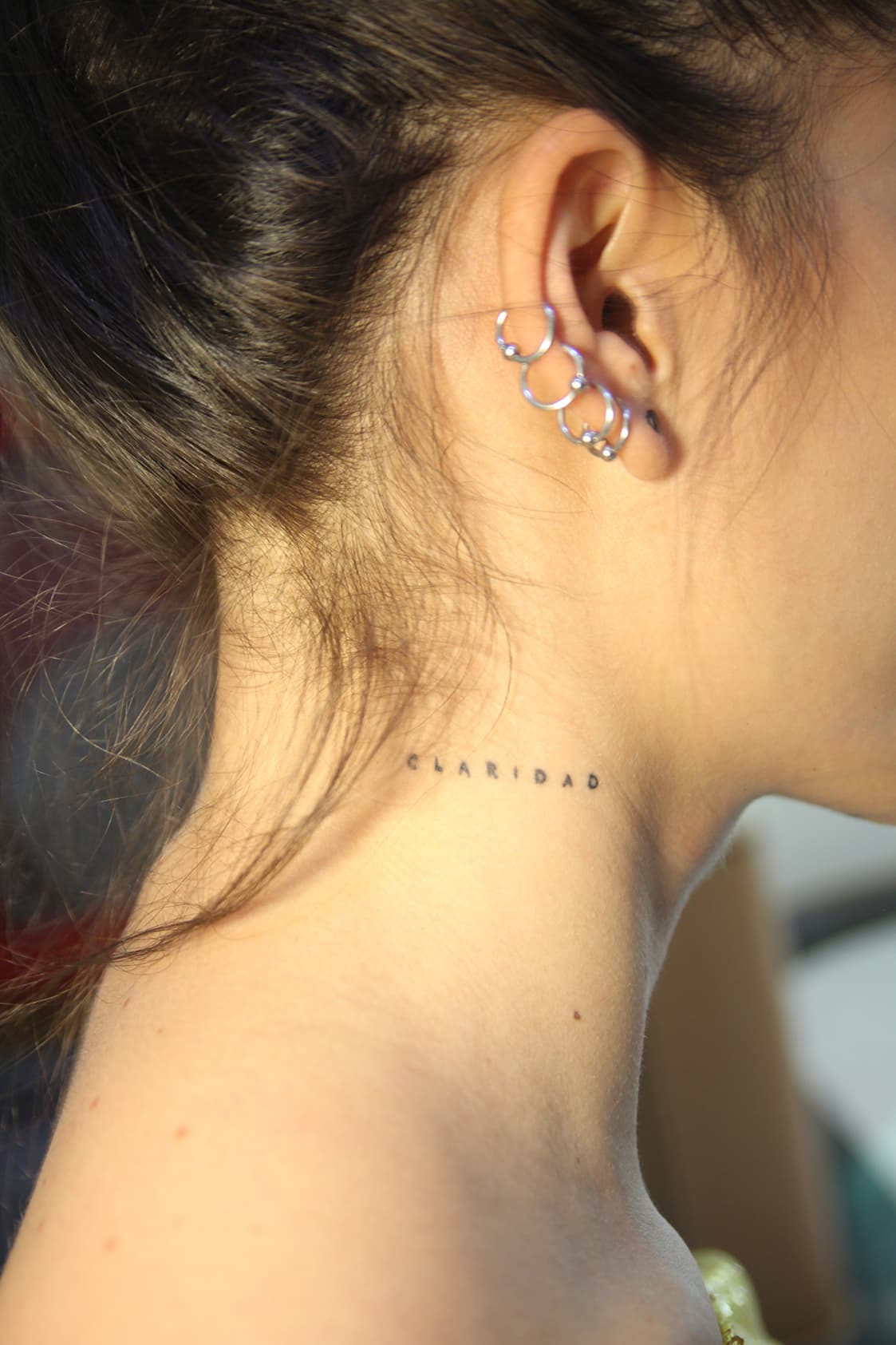 Se tatuó la palabra "Claridad" como un recordatorio de que hay que tener "claridad en todo, en la vida", señala.
