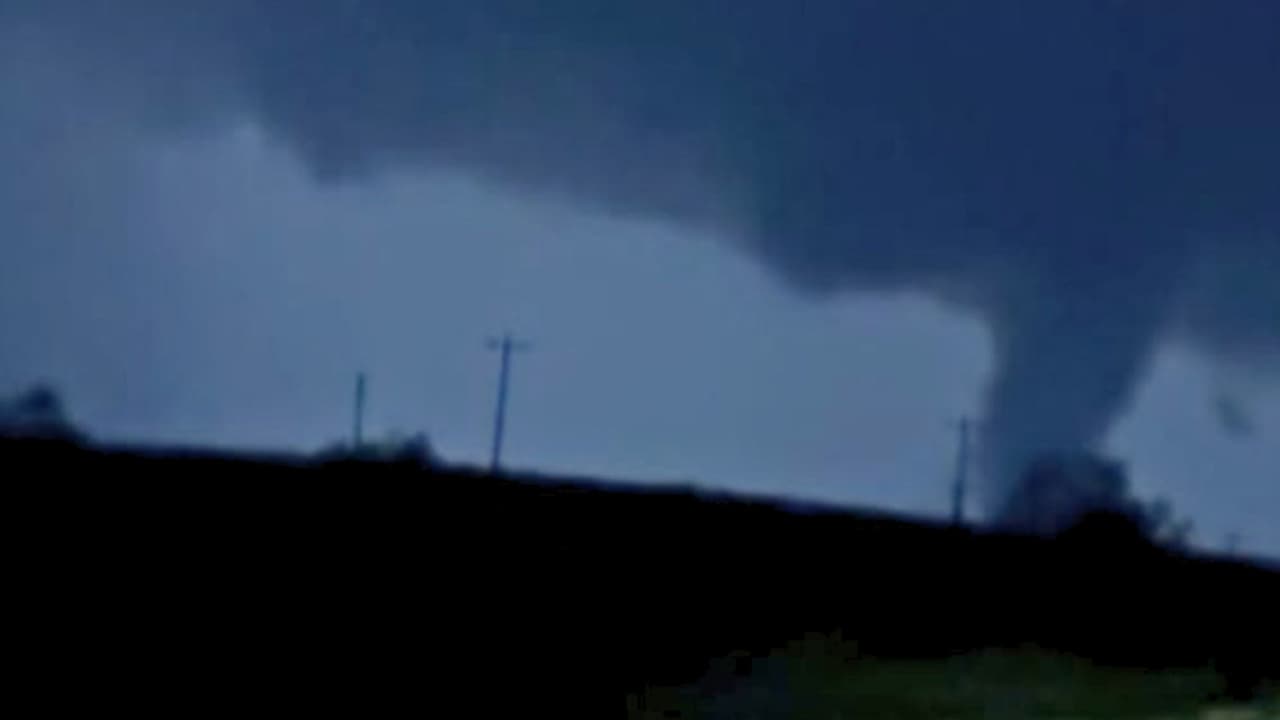 <b>Una serie de tormentas severas azotó el norte de Texas entre la noche del sábado y la madrugada del domingo</b>, dejando a su paso daños materiales en varias comunidades y 
<b>numerosos reportes de posibles tornados</b>. 
<a href="https://www.weather.gov/" target="_blank">El Servicio Nacional de Meteorología (NWS por el juego de sus siglas en inglés)</a> realizará inspecciones para determinar 
<b>cuántos tornados pudieron tocaron tierra y evaluar su intensidad</b>. Por ahora, 
<b>no se han reportado personas fallecidas ni heridas</b>, pero los efectos del sistema de tormentas son evidentes: 
<b>viviendas destruidas, árboles caídos, techos arrancados y múltiples zonas sin electricidad.</b> Fotografía: Posible tornado en Weatherford, Condado Parker.