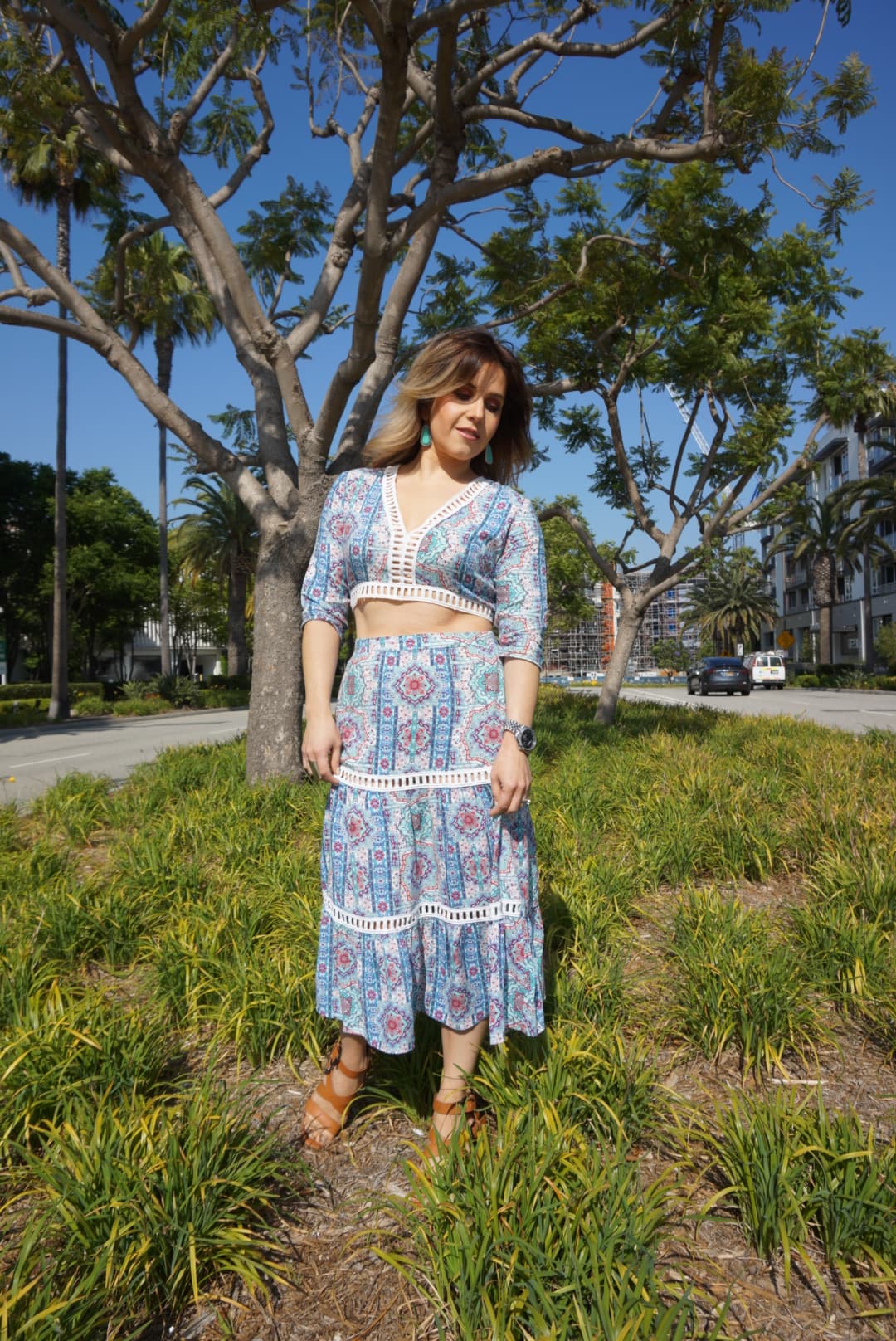 Las combinaciones de vestido con una playera del mismo patrón, te darán el look perfecto.