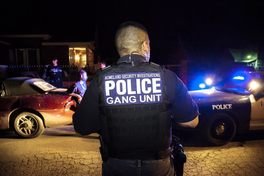 Jurado enfrenta multa de $11,227 por buscar en Google información sobre el parche de ICE