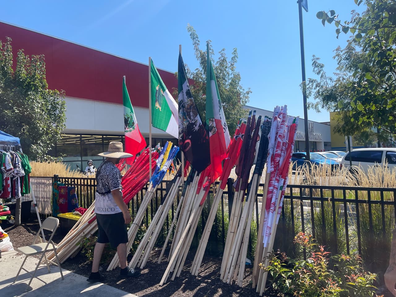 Los asistentes corearon frases como “¡Viva México!” y “¡Viva nuestra comunidad inmigrante!”. 
<br>
<br>Para muchos, acudir al desfile fue una forma de resistencia ante el clima político adverso.