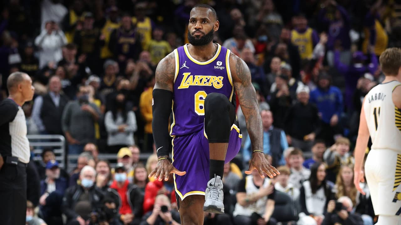 La NBA multa a LeBron James por 'festejar de más' tras anotar