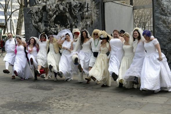 Las novias de marzo se inició en 1999 como un evento Cacophony Sociedad anual que tiene lugar el 15 de marzo, la intervención pretende ser una parodia de las bodas en la cultura occidental. El evento forma parte de un teatro de la calle con hombres y mujeres vestidos con trajes de novias, que salen a las calles de Nueva York y posan en diferentes puntos de la ciudad.