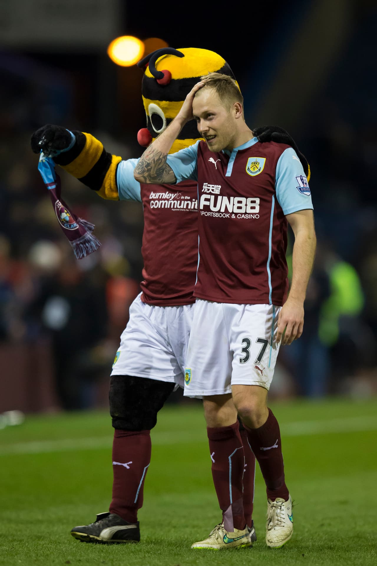 La mascota es una abeja jugadora de rugby y el problema es que ha tenido actos de indisciplina, al punto de insultar a sus propios fanáticos y tener líos con la ley por su comportamiento.