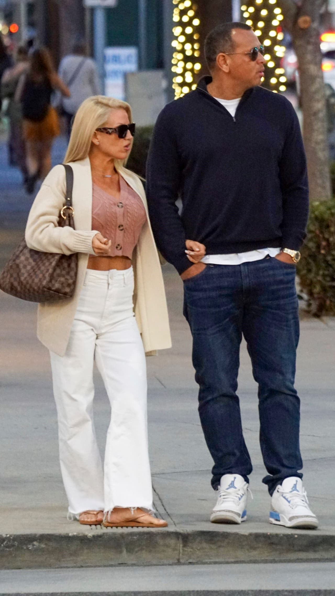 Fueron captados juntos por primera vez mientras paseaban por Rodeo Drive en Beverly Hills, California, el 17 de octubre. 
<br>