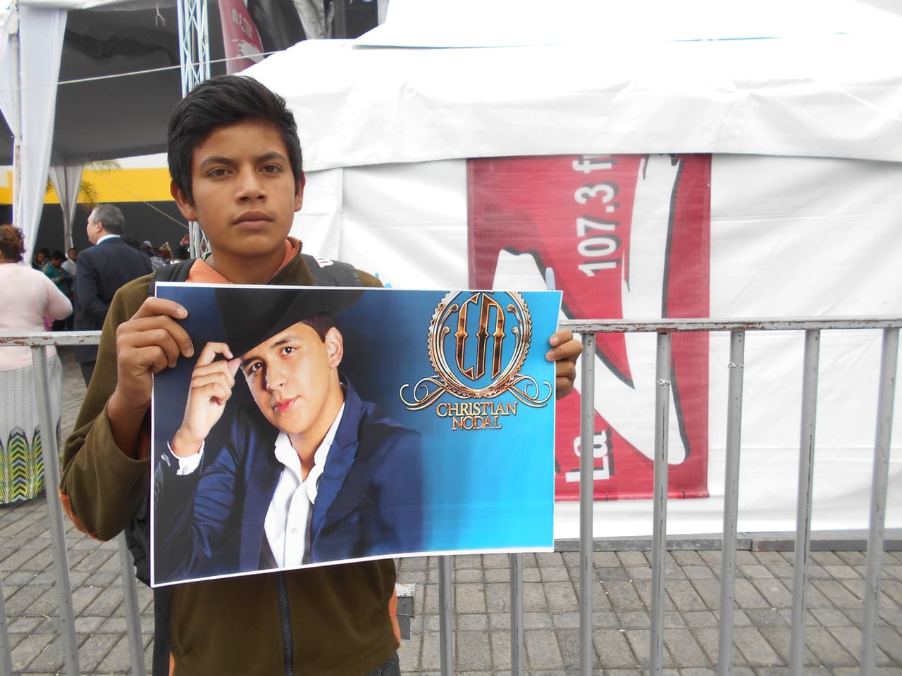 Christian cuenta con todo tipo de admiradores y todos buscaban llevarse un autógrafo ya sea en la ropa, un disco o en un poster.