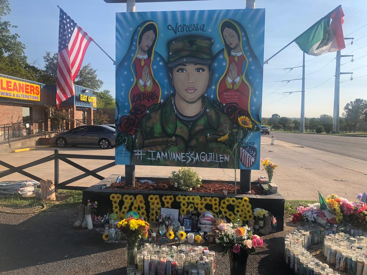 El mural está ubicado en Rancier Dr. y Fort Hood St., justo afuera de la puerta este de la base militar.