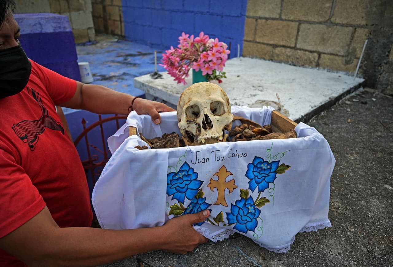 Pomuch, que se sitúa al norte del estado de Campeche (en la península de Yucatán mexicana), también es conocido como "el pueblo que huele a pan". Para comenzar a celebrar el ritual de "la limpia de huesos", es necesario e
<b>sperar tres años tras el fallecimiento de la persona.</b>