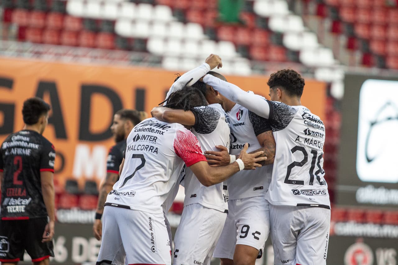 Con un remate de Luciano Acosta se emparejaban los cartones.