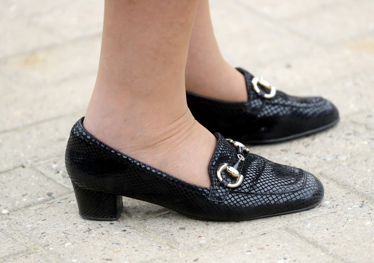 "
<b><a href="https://www.univision.com/famosos/esta-es-la-razon-por-la-que-la-reina-isabel-busca-un-chef-ambicioso-que-solo-ganara-27-mil-dolares-al-ano-fotos" target="_blank">Este libro documenta la relación de trabajo</a></b> única entre su majestad la reina y la mujer que ha sido su asesora personal y vestuarista mayor durante más de dos décadas: Ángela Kelly", dijo a The Sun Samantha Cohen, subsecretaria privada de la reina.