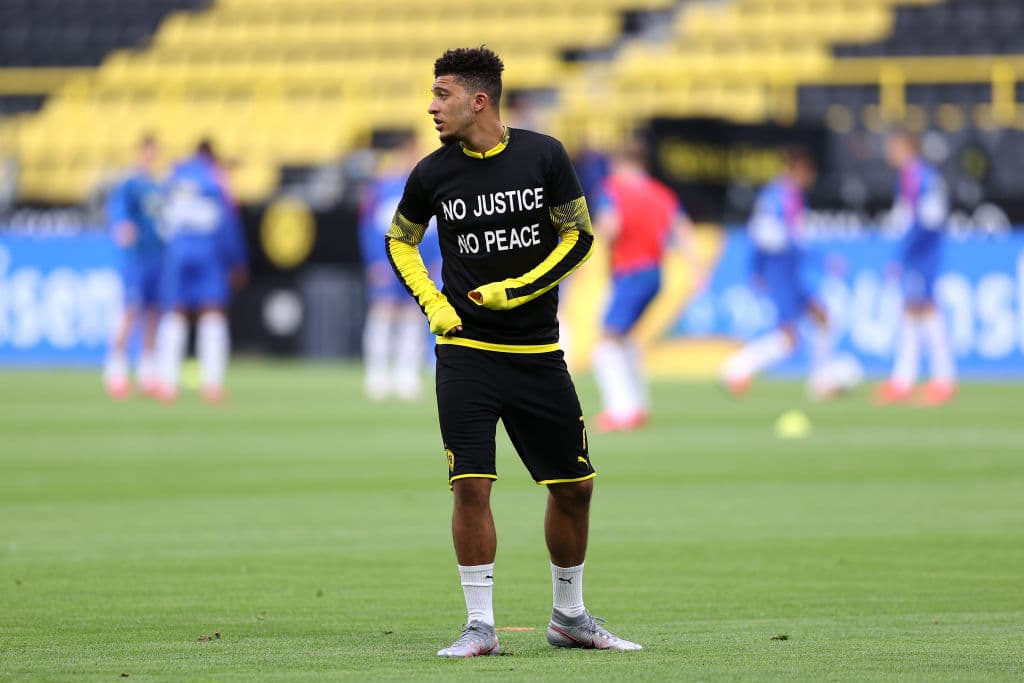 El atacante inglés, Jadon Sancho, ha sido uno de los futbolistas más activos en contra de la violencia racial. Su camiseta dice "No justice, No peace".