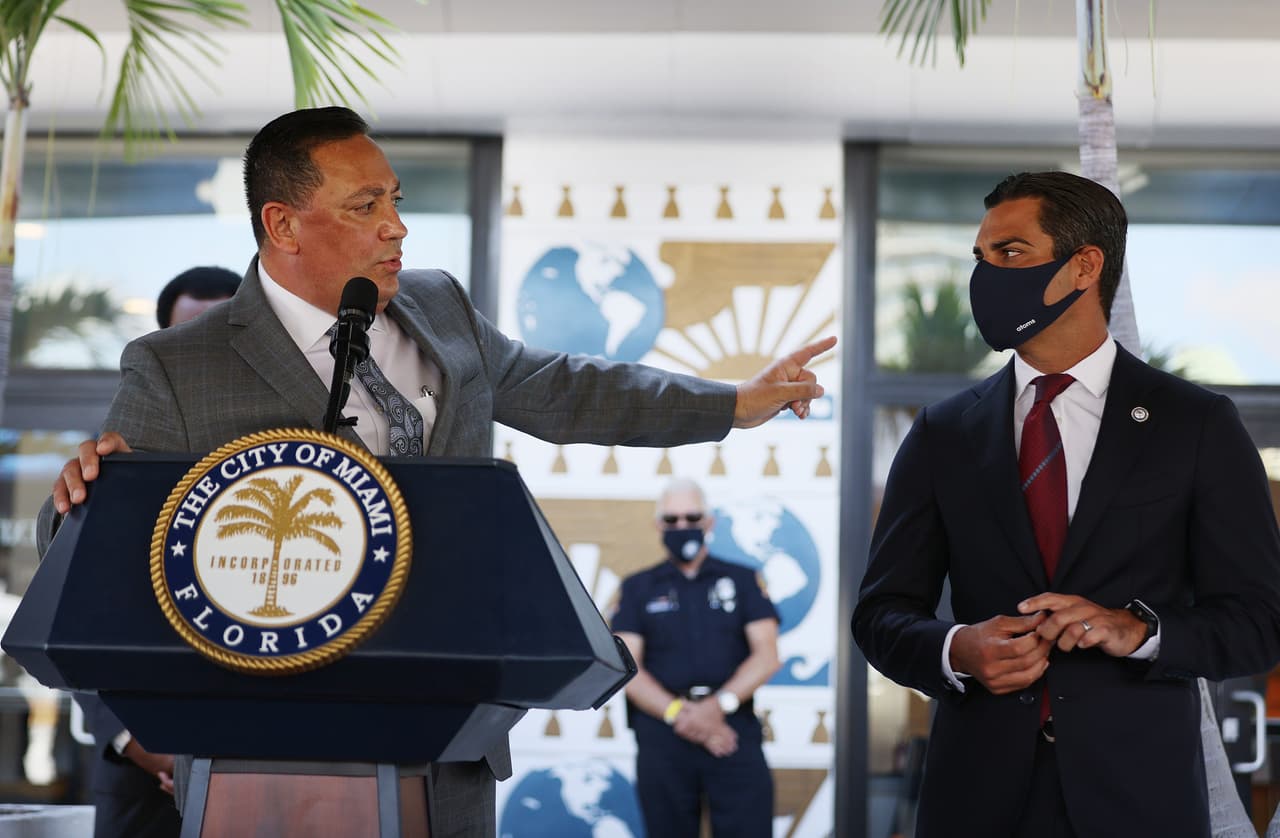 El jefe de la policía de Miami 
<a href="https://www.univision.com/temas/arturo-acevedo">Arturo Acevedo</a> ha estado en medio de varias controversias desde que 
<a href="https://www.univision.com/local/miami-wltv/arturo-acevedo-el-nuevo-jefe-de-la-policia-de-miami-un-gusano-en-el-exilio">comenzó a dirigir el departamento policial en la ciudad</a>. 
<br>