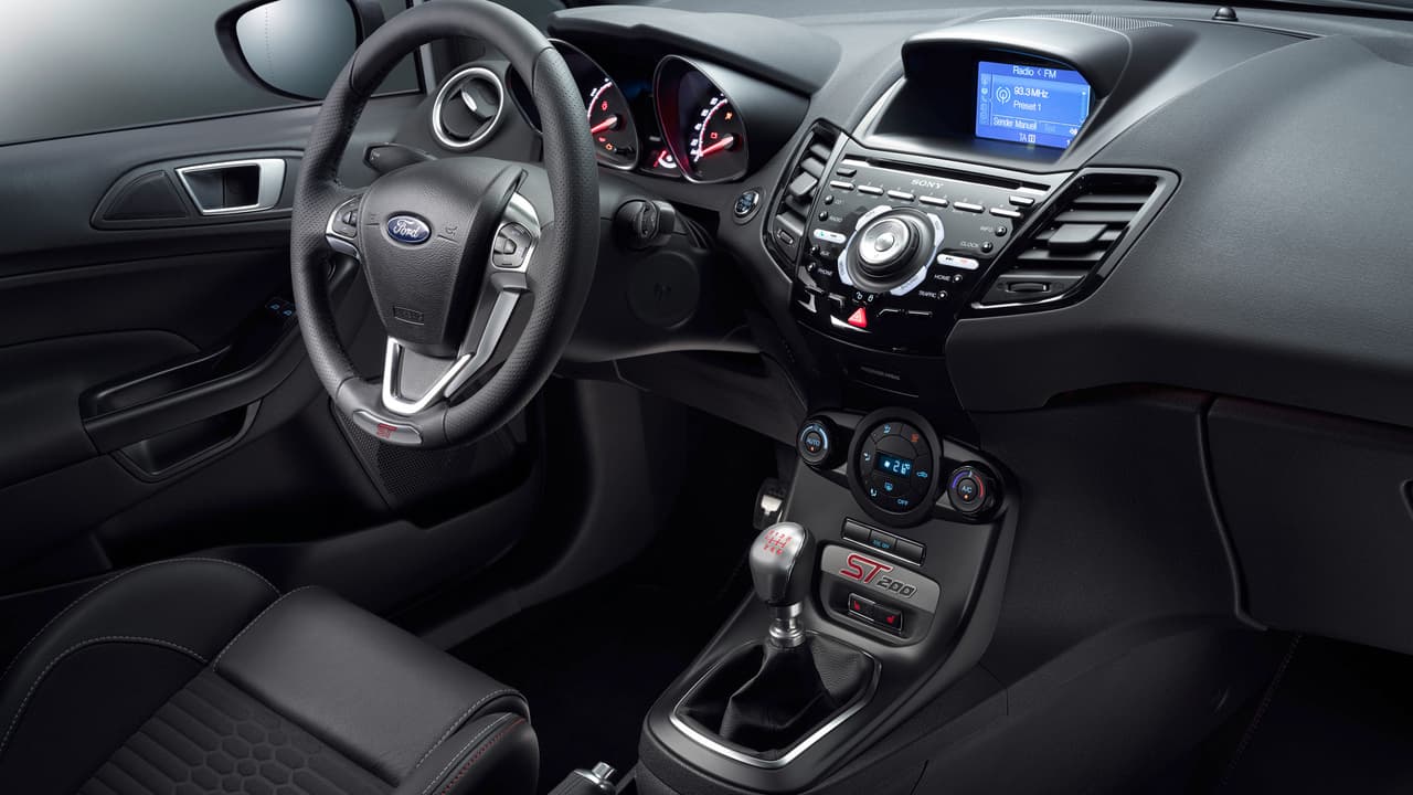 Los cambios respecto al Fiesta ST no son únicamente mecánicos y también se advierten en la estética exterior e interior, con predominancia del gris en la carrocería y en el habitáculo