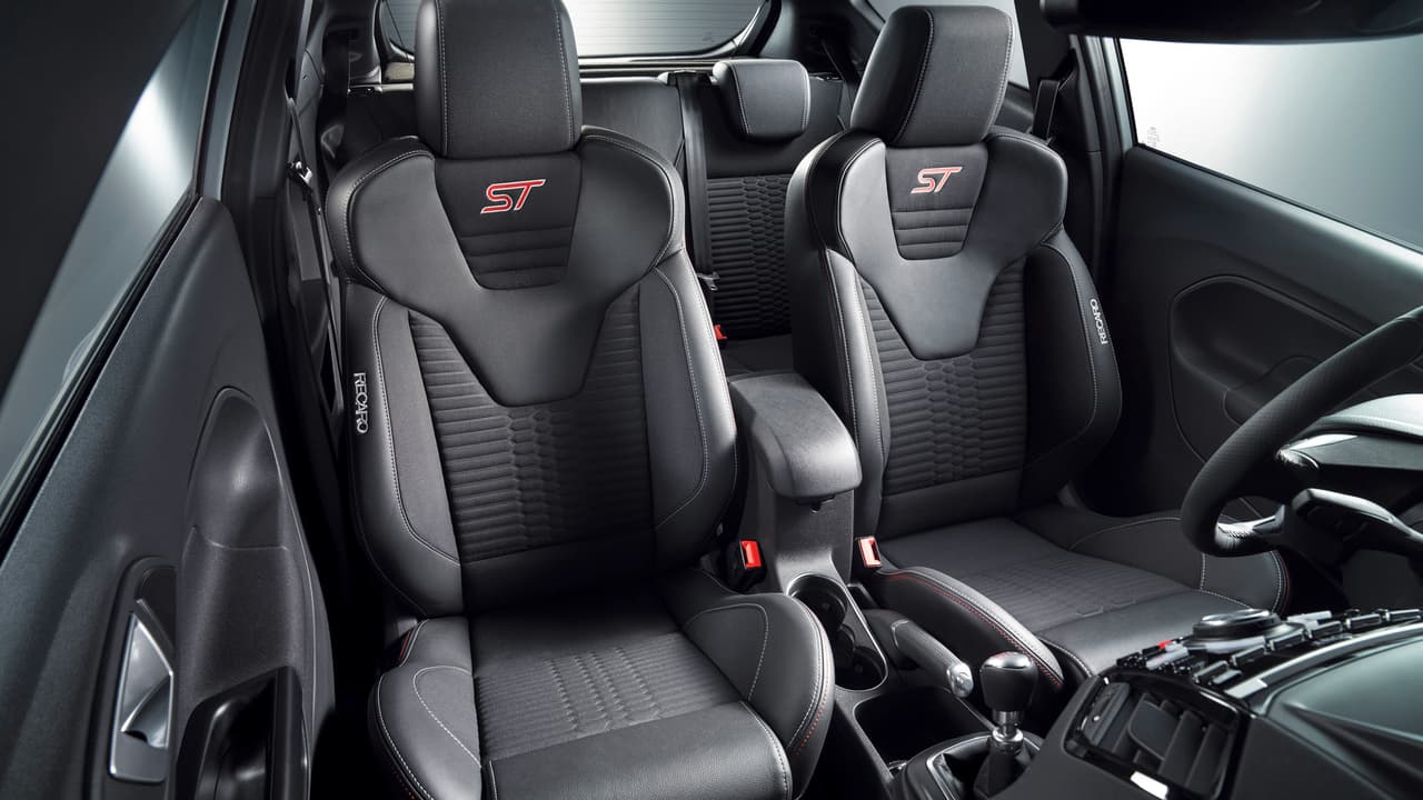 Los asientos del ST200 son, a simple vista, deportivos