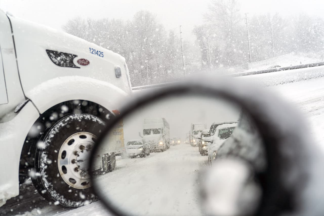 El tráfico se detuvo momentáneamente por la nevada en una autopista a las afueras de Filadelfia, Pensilvania.
