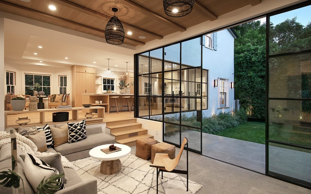 La nueva casa de la pareja, reporta Grosby, está en Monterey Colonial, Es de los años 30 y recientemente fue remodelada por el diseñador de Hollywood, Charles Infant.