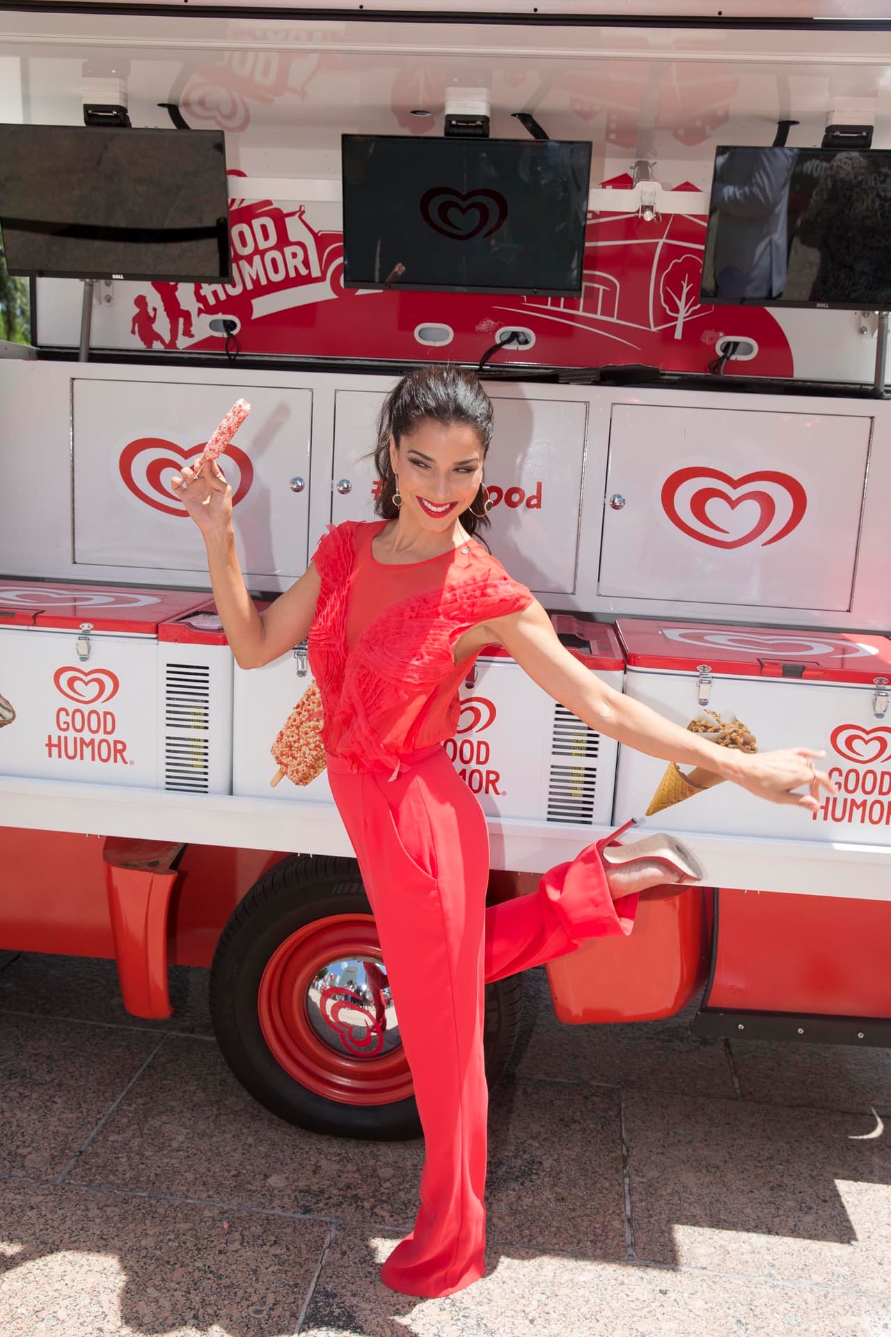 Roselyn Sánchez lució así de bella mientras regalaba heladas por las calles de Miami.