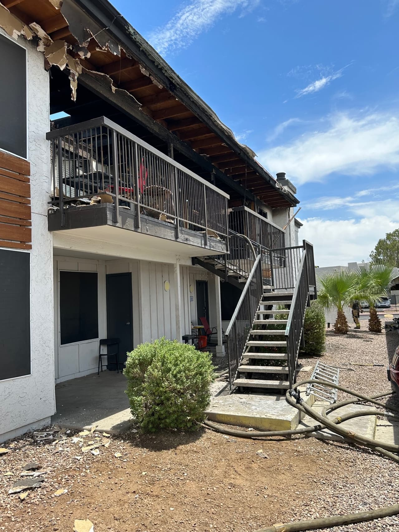 El Departamento de Bomberos de Phoenix reportó que un total de ocho unidades resultaron severamente afectadas por las llamas.