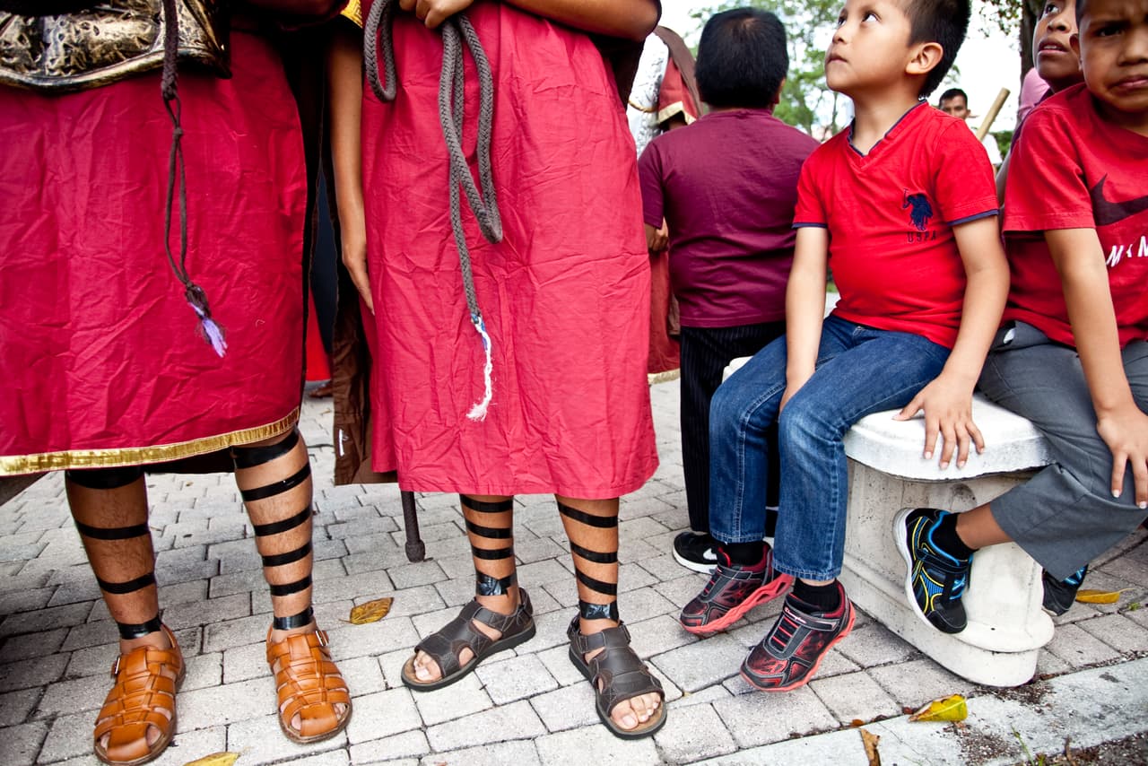 Otra mujer que participa en el Viacrucis, Rosemary López, le dice a Univision Noticias que, pese a que suele asistir a la iglesia que lo organiza, hace años que no venía porque le hace sentir nostálgica de su país. "Me pone triste y me hace llorar", afirma.
