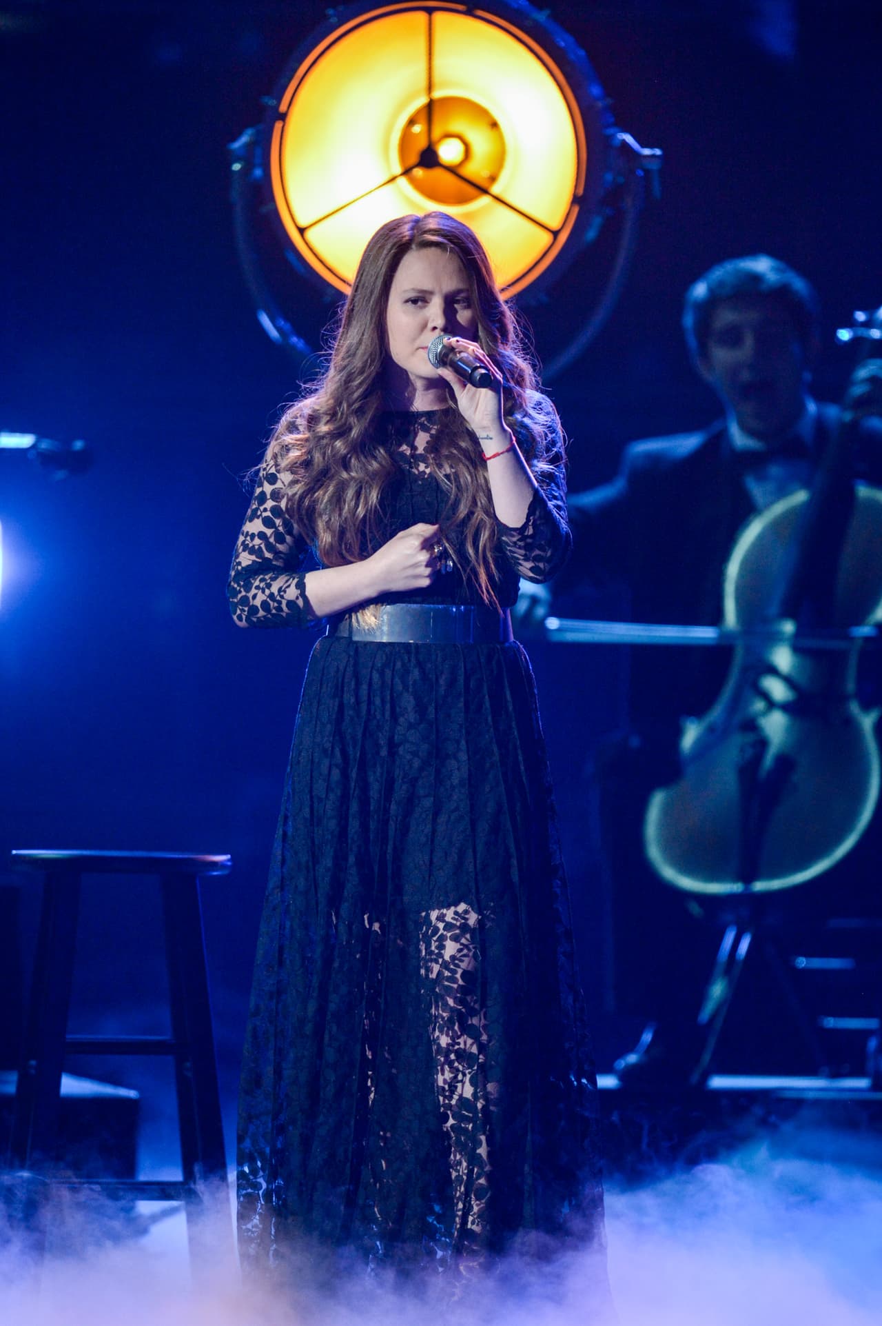 Joy mide 5'4" (1,64 m).