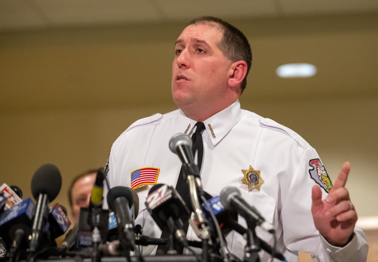 El sheriff del condado Barron, Chris Fitzgerald, dijo que Patterson planeó el ataque al detalle al punto de que se rapó el cabello para evitar dejar evidencias forenses. Las autoridades celebraron 
<b>el heroísmo de Closs al escapar de su captor. </b>