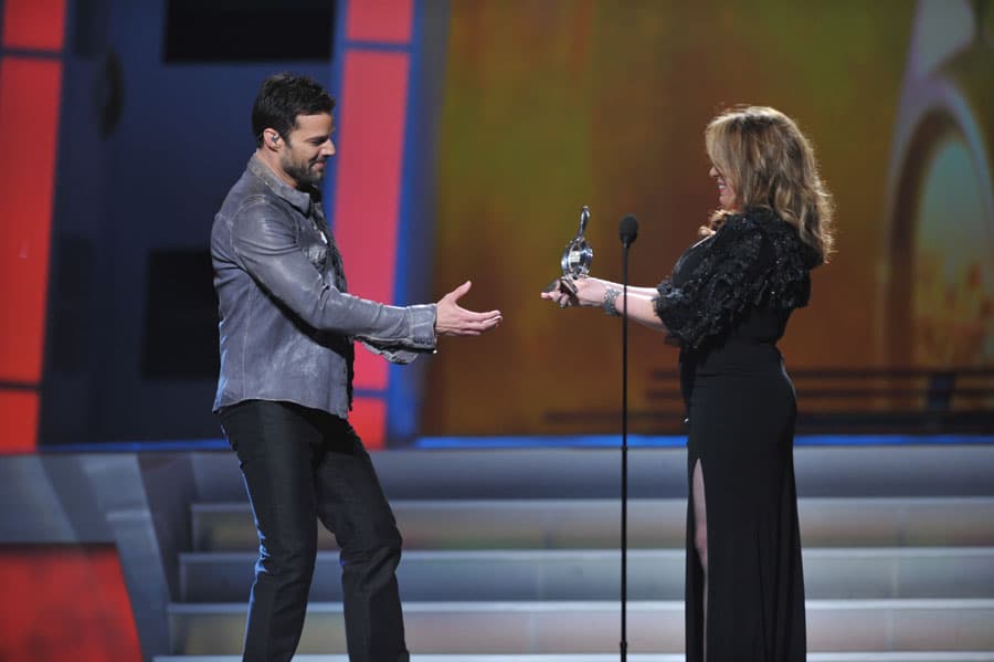 La cantante Ednita Nazario le hizo entrega del Premio Lo Nuestro Ícono Mundial.