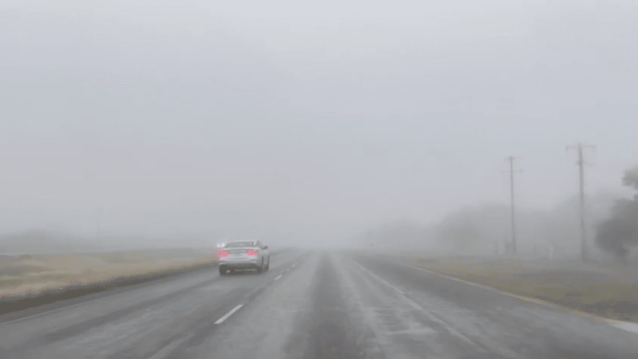 El frente frío que entrará este 15 de diciembre al centro de Texas trae neblina, humedad y llovizna.