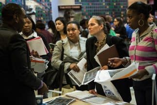 Las contrataciones llegaron a 213,000 en septiembre, mientras los analistas esperaban 202,000 nuevos puestos.